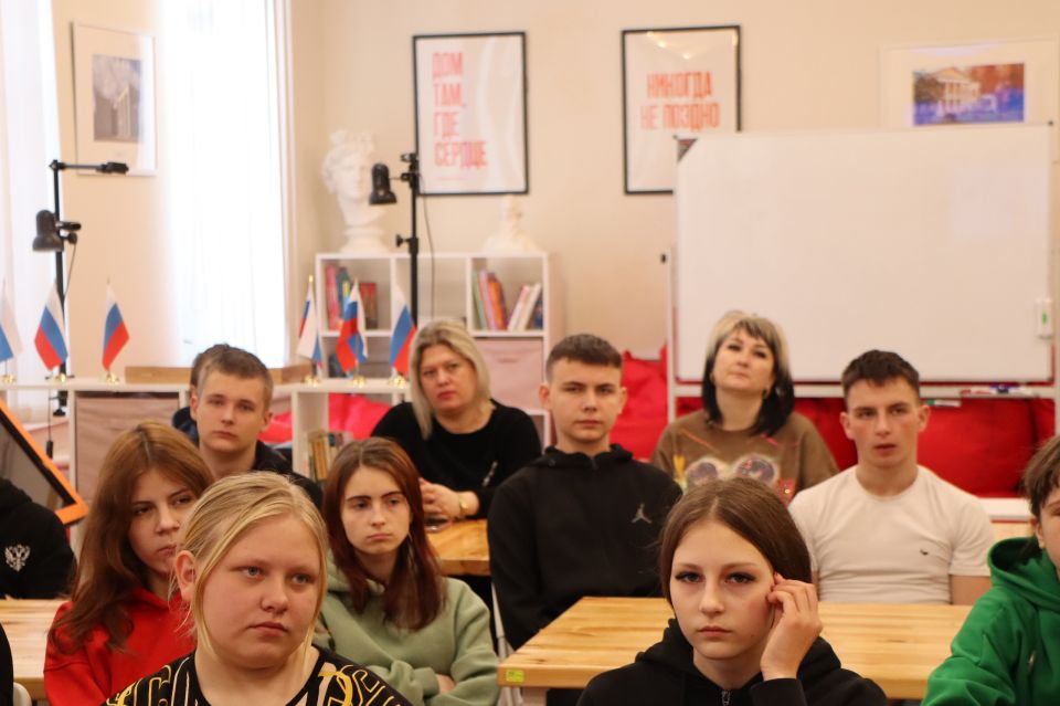 30 января 2026 года, в рамках патриотического воспитания, в музее истории города Ровеньки был проведен час героев «Не ради славы и наград», посвященный 83-й годовщине трагической гибели членов подпольной молодежной... 30 января 2026 года, в рамках патриотического воспитания, в музее истории города Ровеньки был проведен час героев «Не ради славы и наград», посвященный 83-й годовщине трагической гибели членов подпольной молодежной...