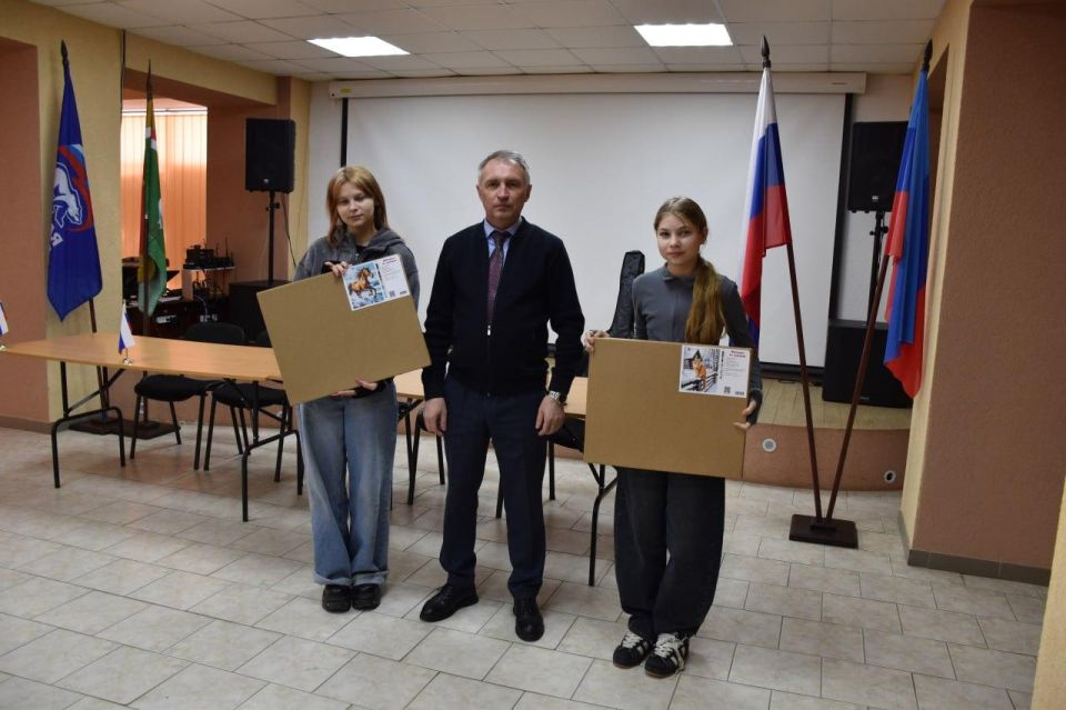 Представитель региона-шефа Новосибирской области вручил подарки в рамках акции "Елка желаний" Представитель региона-шефа Новосибирской области вручил подарки в рамках акции "Елка желаний"
