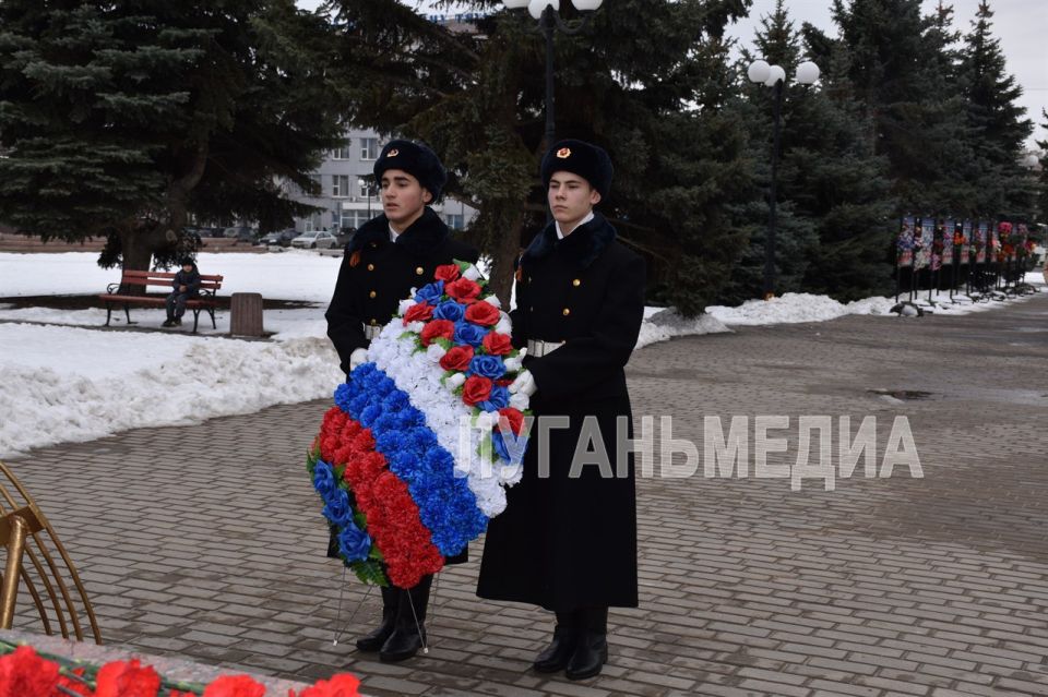 В Краснодоне почтили память молодогвардейцев В Краснодоне почтили память молодогвардейцев