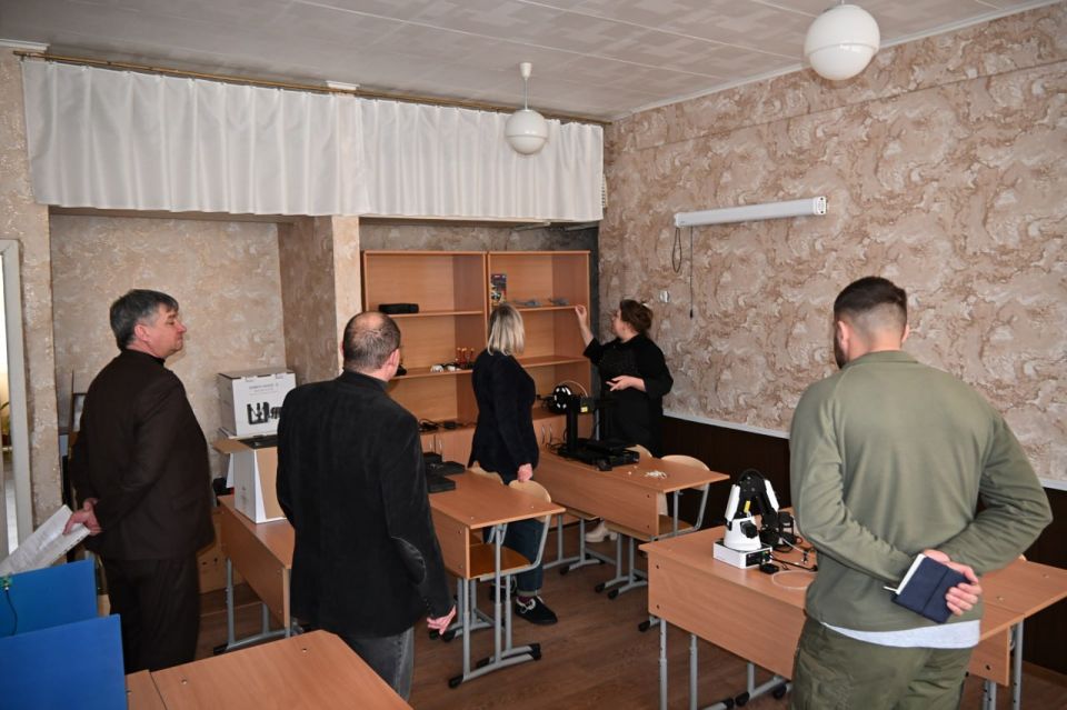 Патриотическое воспитание и новые инициативы: в Брянке обсудили сотрудничество школы, казачества и центра «ВОИН» Патриотическое воспитание и новые инициативы: в Брянке обсудили сотрудничество школы, казачества и центра «ВОИН»
