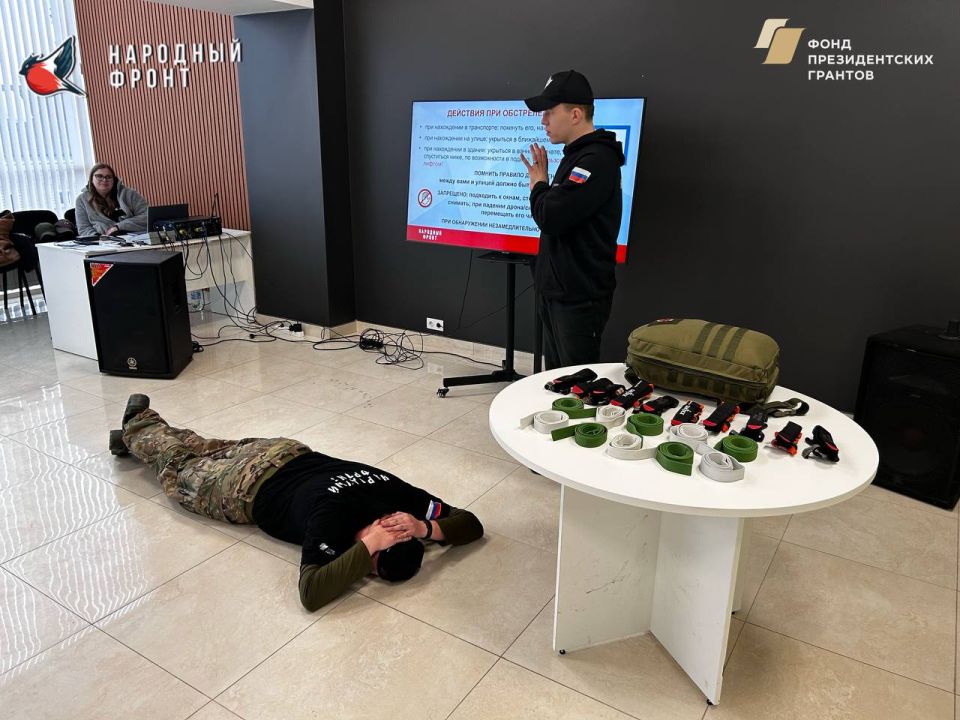 Инструкторы-добровольцы АНО ЦТП «Архангел» Егор Харьковский и Артур Прохорченко провели обучение в рамках программы «СТОП КРОВЬ» проекта «Культура безопасности НФ» для активистов Молодёжки НФ ЛНР Инструкторы-добровольцы АНО ЦТП «Архангел» Егор Харьковский и Артур Прохорченко провели обучение в рамках программы «СТОП КРОВЬ» проекта «Культура безопасности НФ» для активистов Молодёжки НФ ЛНР