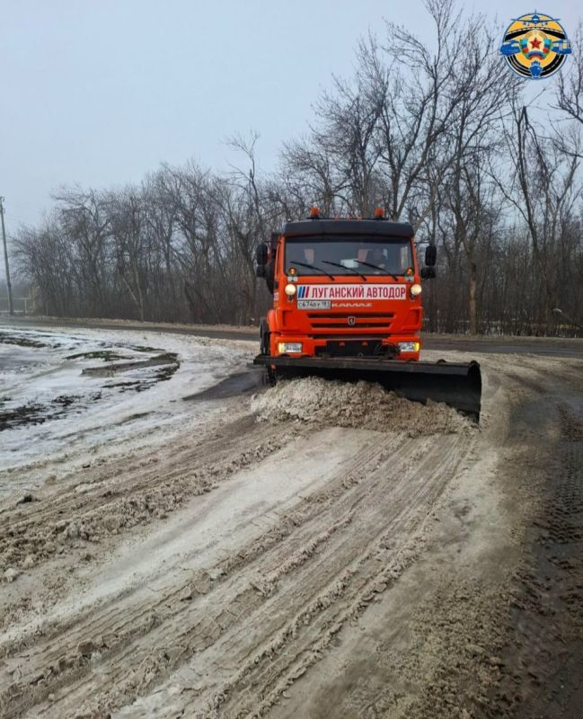 Пока на улице непродолжительная оттепель, специалисты дорожных служб проводят очистку автодорог и обочин региона от снежной каши Пока на улице непродолжительная оттепель, специалисты дорожных служб проводят очистку автодорог и обочин региона от снежной каши