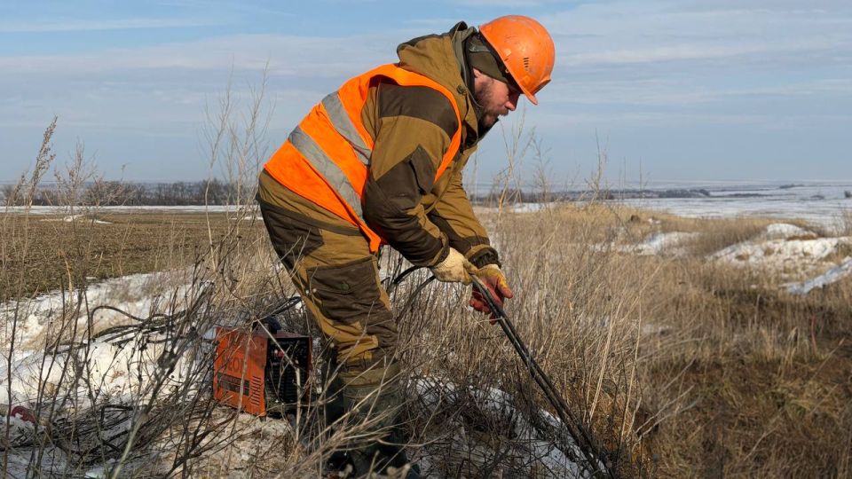 В Краснодонском округе Лугансквода проводит работы по устранению порывов на магистральных водоводах В Краснодонском округе Лугансквода проводит работы по устранению порывов на магистральных водоводах