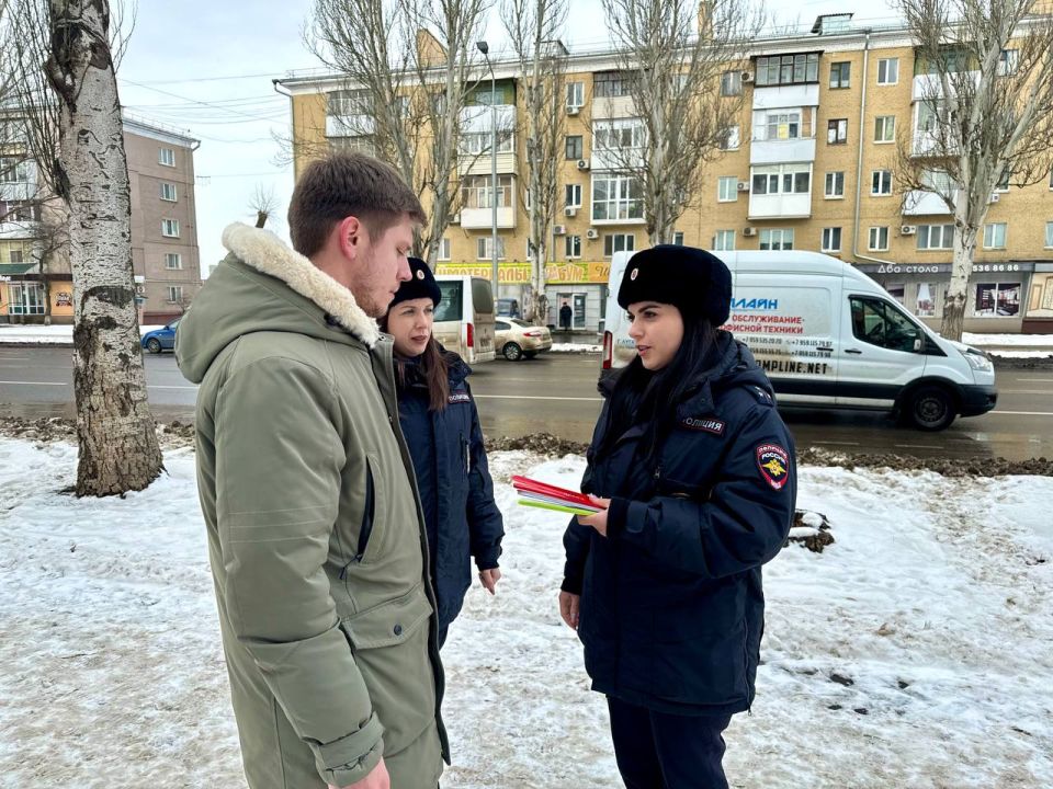 Инспекторы по пропаганде БДД напомнили пешеходам Луганска о важном: безопасность зависит от действий Инспекторы по пропаганде БДД напомнили пешеходам Луганска о важном: безопасность зависит от действий