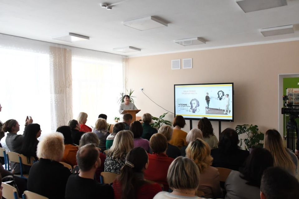 В Золотовской средней школе № 16 прошел обучающий семинар по брендированию школьных общественных пространств В Золотовской средней школе № 16 прошел обучающий семинар по брендированию школьных общественных пространств