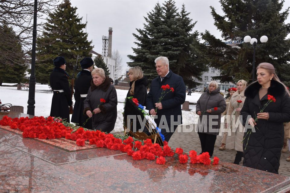 В Краснодоне почтили память молодогвардейцев В Краснодоне почтили память молодогвардейцев