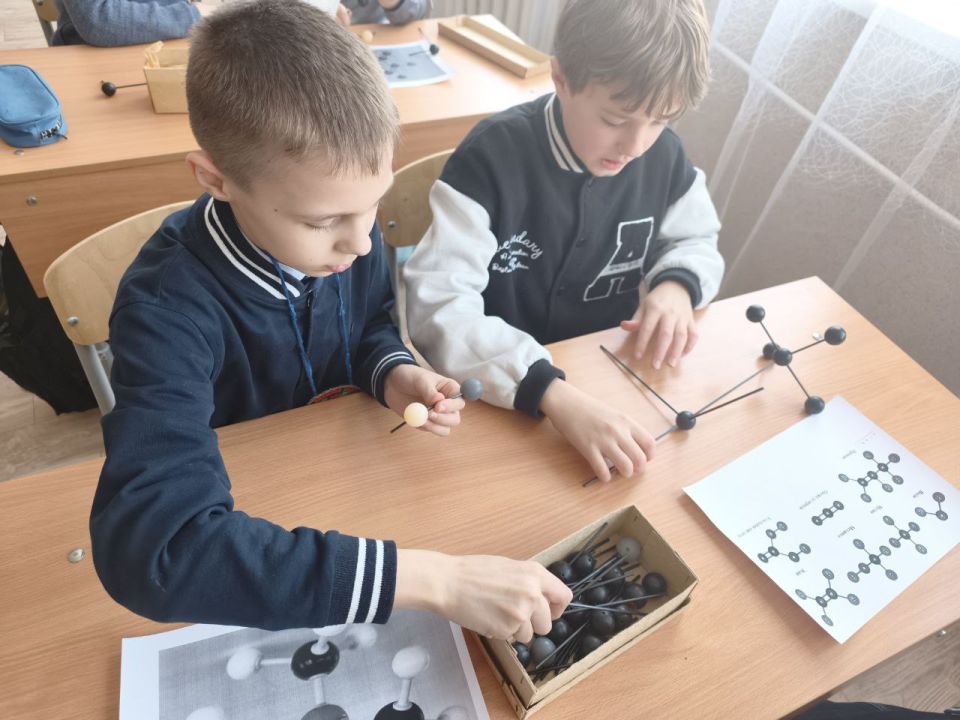 В Брянковской средней школе № 9 обучающиеся 5 класса погрузились в мир "Модельно-пространственного моделирования молекул" В Брянковской средней школе № 9 обучающиеся 5 класса погрузились в мир "Модельно-пространственного моделирования молекул"