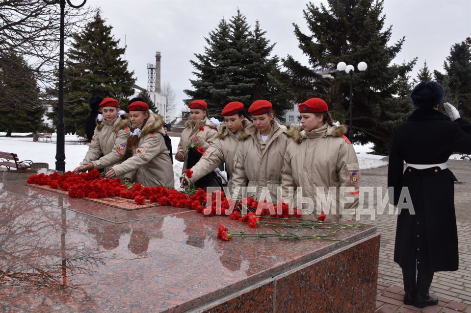 В Краснодоне почтили память молодогвардейцев В Краснодоне почтили память молодогвардейцев