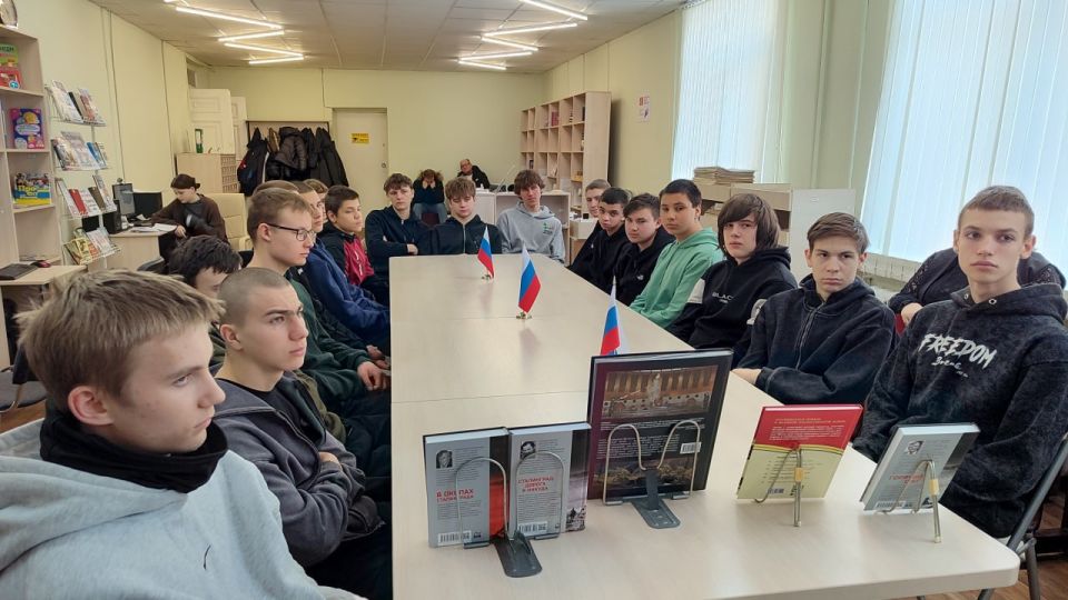 В преддверии памятной даты в модельной библиотеке МБУ "АГЦБС" для студентов колледжа АКИТЭ состоялся час мужества "Ты выстоял бессмертный Сталинград", посвященный освобождению Сталинграда от немецко-фашистских захватчиков В преддверии памятной даты в модельной библиотеке МБУ "АГЦБС" для студентов колледжа АКИТЭ состоялся час мужества "Ты выстоял бессмертный Сталинград", посвященный освобождению Сталинграда от немецко-фашистских захватчиков