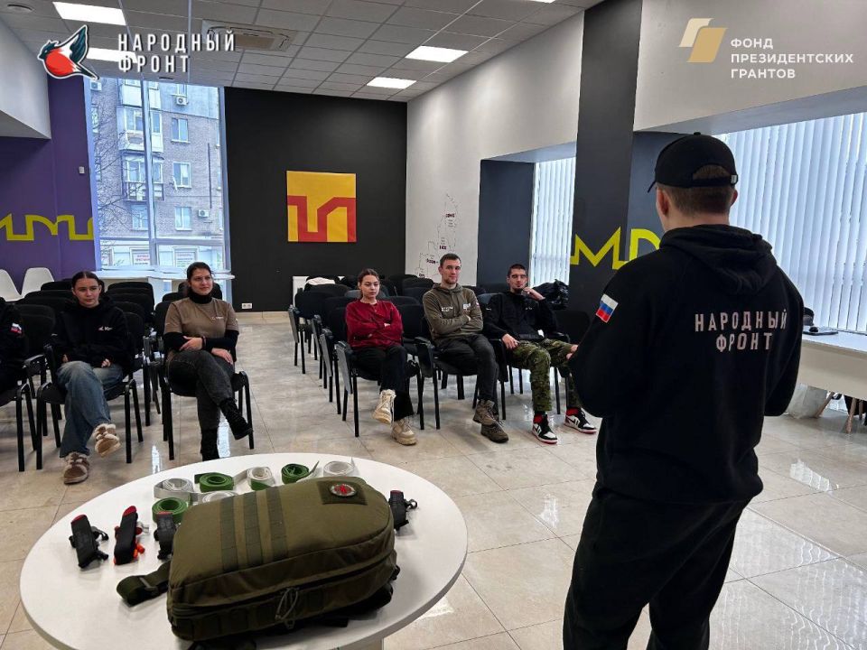 Инструкторы-добровольцы АНО ЦТП «Архангел» Егор Харьковский и Артур Прохорченко провели обучение в рамках программы «СТОП КРОВЬ» проекта «Культура безопасности НФ» для активистов Молодёжки НФ ЛНР Инструкторы-добровольцы АНО ЦТП «Архангел» Егор Харьковский и Артур Прохорченко провели обучение в рамках программы «СТОП КРОВЬ» проекта «Культура безопасности НФ» для активистов Молодёжки НФ ЛНР