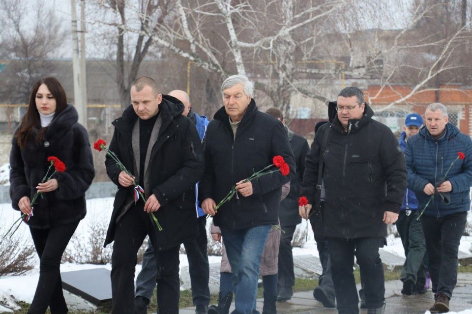 Яна Сылкина: Вот уже четвертый год мы собираемся в Сквере Славы, чтобы отметить День освобождения Северодонецка от немецко-фашистских захватчиков и почтить память тех, кто 83 года назад отдал свои жизни за наше будущее Яна Сылкина: Вот уже четвертый год мы собираемся в Сквере Славы, чтобы отметить День освобождения Северодонецка от немецко-фашистских захватчиков и почтить память тех, кто 83 года назад отдал свои жизни за наше будущее