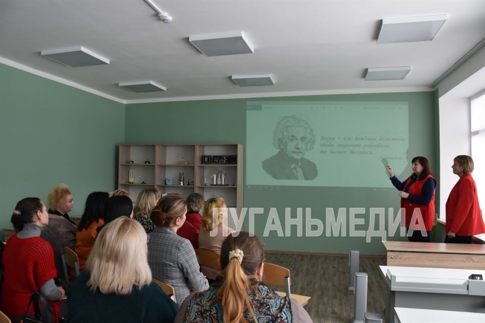 Представители общеобразовательных организаций из четырех округов приняли участие в мастер-классе по брендированию школьного пространства в Золотовской средней школе № 16 Представители общеобразовательных организаций из четырех округов приняли участие в мастер-классе по брендированию школьного пространства в Золотовской средней школе № 16