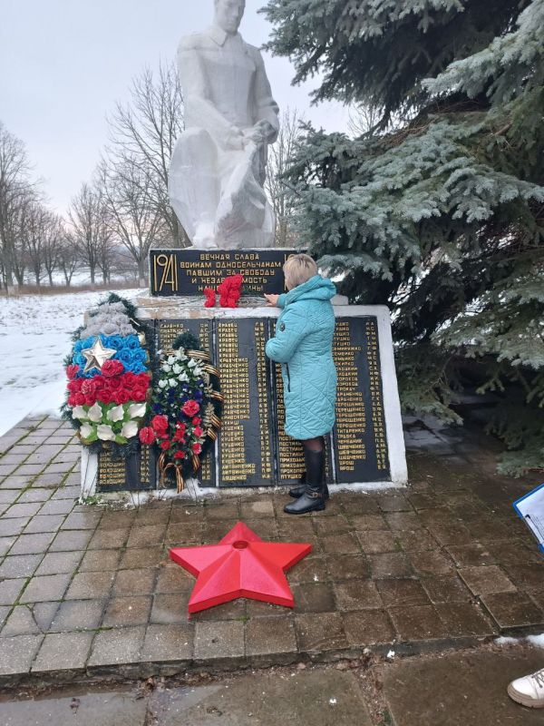 Вячеслав Третьяков: В селе Михайловка Кременского МО жители возложили цветы у памятника погибшим односельчанам и провели митинг "Журавли нашей памяти" Вячеслав Третьяков: В селе Михайловка Кременского МО жители возложили цветы у памятника погибшим односельчанам и провели митинг "Журавли нашей памяти"