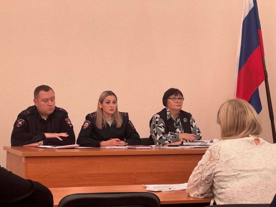 В Краснодоне состоялось совещание с директорами школ по вопросам безопасности детей и профилактики правонарушений В Краснодоне состоялось совещание с директорами школ по вопросам безопасности детей и профилактики правонарушений