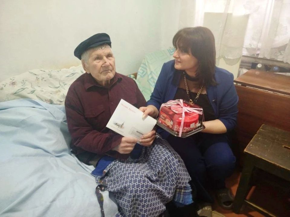 Вручение поздравительного письма юбиляру в честь его 95-летия Вручение поздравительного письма юбиляру в честь его 95-летия