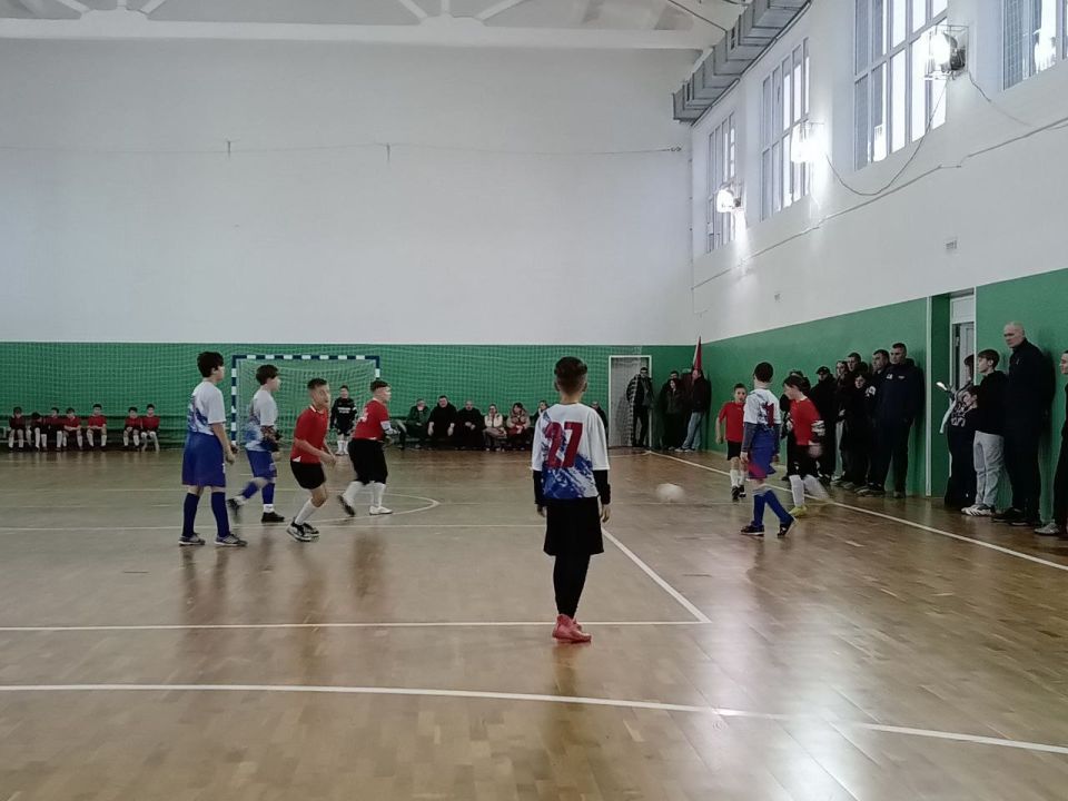 В Лутугино, 30 января, состоялся очередной этап юношеского первенства ЛНР по футболу среди игроков 2014-2015 г.р. На спортивной арене сошлись юные футболисты команд "Шахтер" (Перевальск) и "Локомотив" (Луганск) В Лутугино, 30 января, состоялся очередной этап юношеского первенства ЛНР по футболу среди игроков 2014-2015 г.р. На спортивной арене сошлись юные футболисты команд "Шахтер" (Перевальск) и "Локомотив" (Луганск)