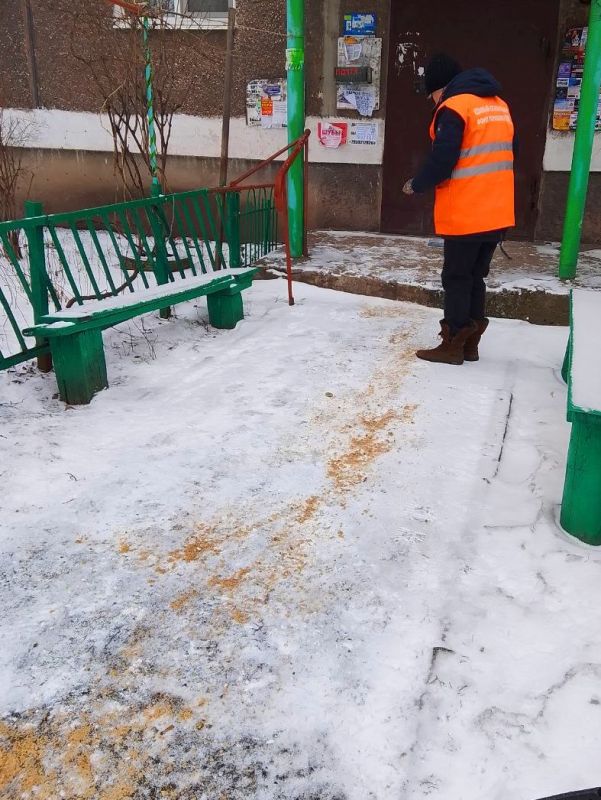 Специалисты Алчевского филиала Единой управляющей компании ведут работы по обработке противогололедными материалами на придомовых территориях в микрорайонах города, посыпают подходы к подъездам, пешеходные дорожки Специалисты Алчевского филиала Единой управляющей компании ведут работы по обработке противогололедными материалами на придомовых территориях в микрорайонах города, посыпают подходы к подъездам, пешеходные дорожки