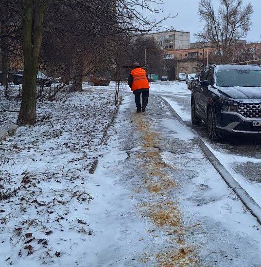 Специалисты Алчевского филиала Единой управляющей компании ведут работы по обработке противогололедными материалами на придомовых территориях в микрорайонах города, посыпают подходы к подъездам, пешеходные дорожки Специалисты Алчевского филиала Единой управляющей компании ведут работы по обработке противогололедными материалами на придомовых территориях в микрорайонах города, посыпают подходы к подъездам, пешеходные дорожки