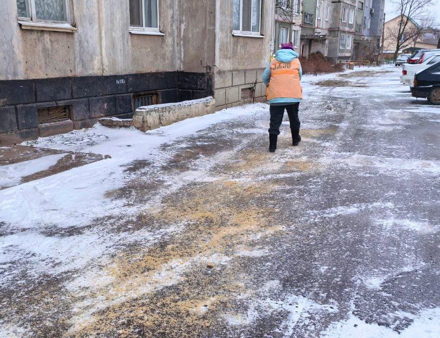 Специалисты Алчевского филиала Единой управляющей компании ведут работы по обработке противогололедными материалами на придомовых территориях в микрорайонах города, посыпают подходы к подъездам, пешеходные дорожки Специалисты Алчевского филиала Единой управляющей компании ведут работы по обработке противогололедными материалами на придомовых территориях в микрорайонах города, посыпают подходы к подъездам, пешеходные дорожки