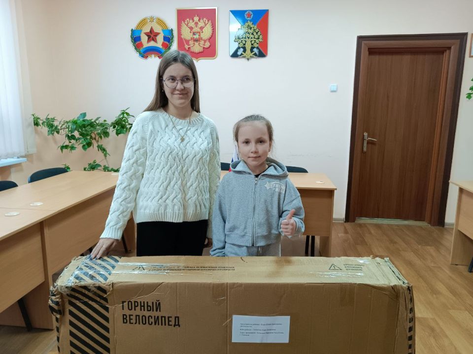 В рамках благотворительной акции "Елка желаний" 12 юных жителей города Ровеньки получили подарки, о которых они давно мечтали В рамках благотворительной акции "Елка желаний" 12 юных жителей города Ровеньки получили подарки, о которых они давно мечтали