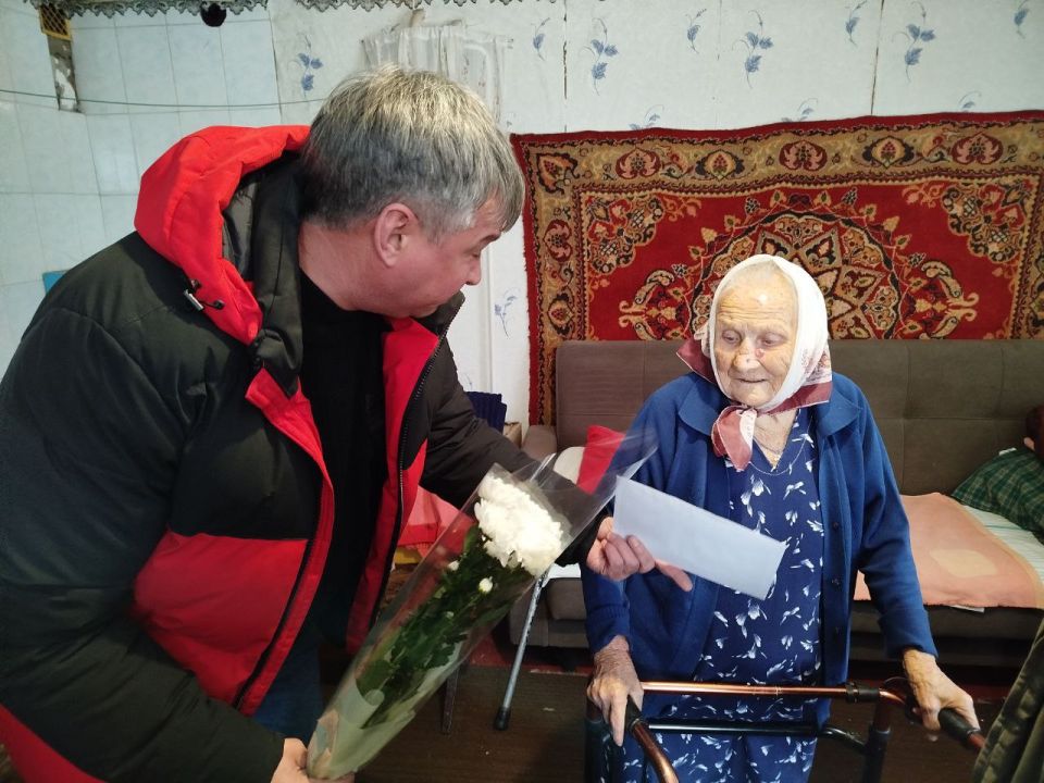 Поздравительный адрес от Президента РФ с 98-летим вручили ветерану Татьяне Кривошей Поздравительный адрес от Президента РФ с 98-летим вручили ветерану Татьяне Кривошей