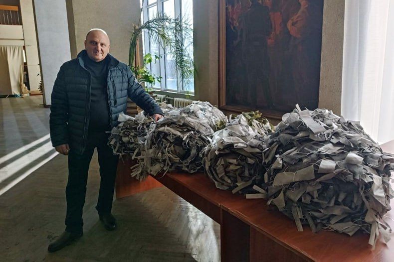 В селе Медвежанка за полгода сплели уже более 30 маскировочных сетей В селе Медвежанка за полгода сплели уже более 30 маскировочных сетей