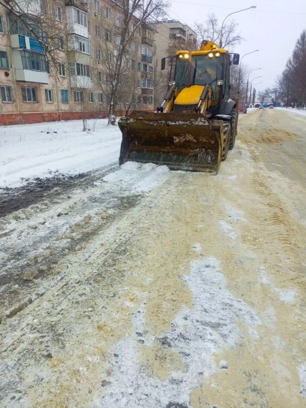 Сергей Козенко: Для обеспечения безопасности пешеходов и автомобилистов в округе продолжаются работы по посыпке дорог и пешеходных зон песко-соляной смесью, а также по уборке наледи Сергей Козенко: Для обеспечения безопасности пешеходов и автомобилистов в округе продолжаются работы по посыпке дорог и пешеходных зон песко-соляной смесью, а также по уборке наледи