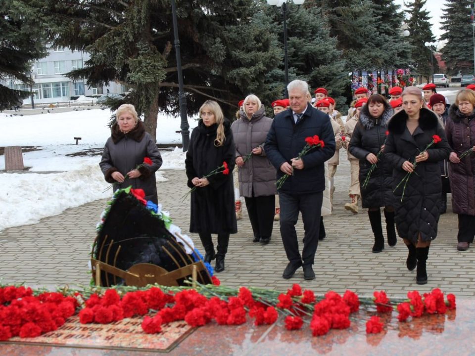 Председатель ТИК Краснодона приняла участие в мемориальном часе, посвящённом 83-й годовщине гибели молодогвардейцев Председатель ТИК Краснодона приняла участие в мемориальном часе, посвящённом 83-й годовщине гибели молодогвардейцев