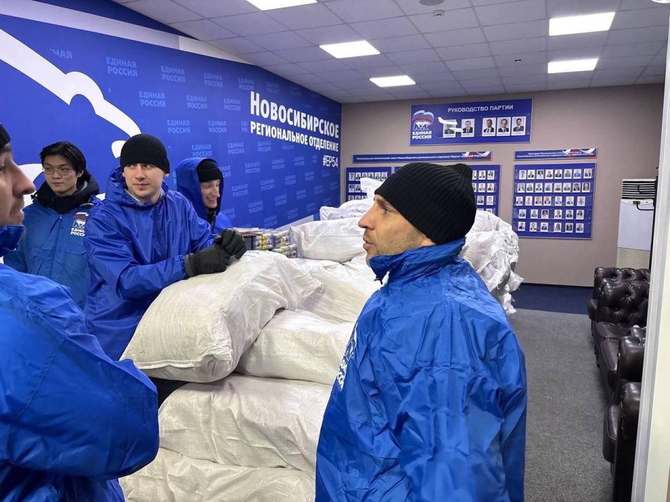 Молодогвардейцы Новосибирска приняли участие в погрузке гуманитарной помощи в ЛНР Молодогвардейцы Новосибирска приняли участие в погрузке гуманитарной помощи в ЛНР