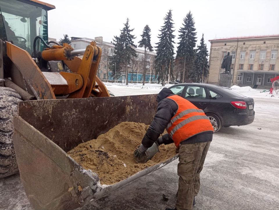 Коммунальные службы городского округа город Ровеньки ведут посыпку тротуаров и пешеходных дорожек Коммунальные службы городского округа город Ровеньки ведут посыпку тротуаров и пешеходных дорожек
