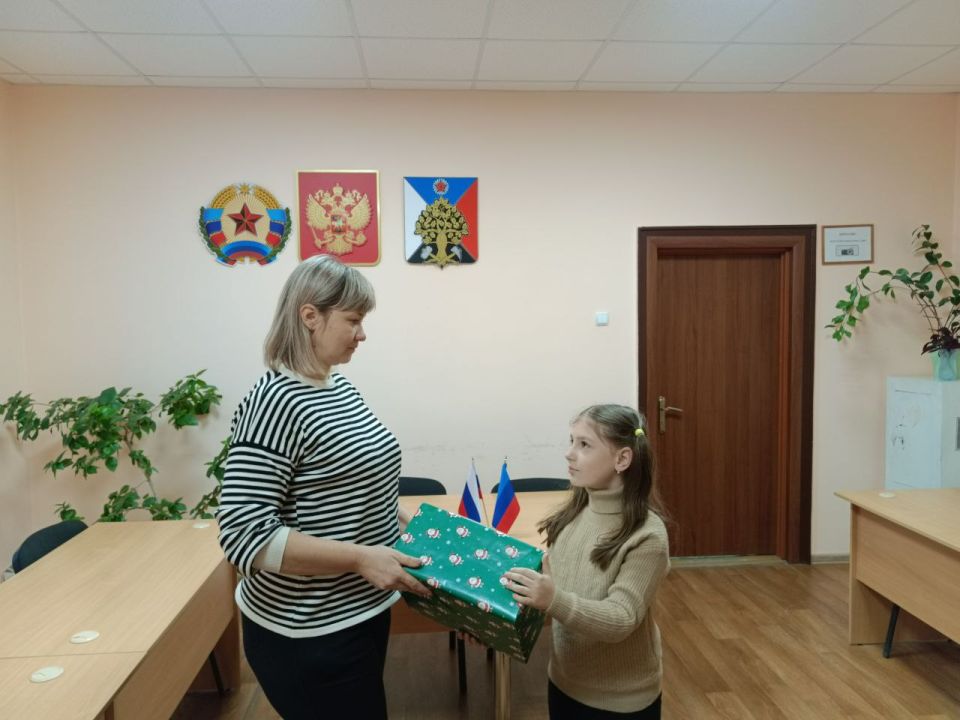 В рамках благотворительной акции "Елка желаний" 12 юных жителей города Ровеньки получили подарки, о которых они давно мечтали В рамках благотворительной акции "Елка желаний" 12 юных жителей города Ровеньки получили подарки, о которых они давно мечтали
