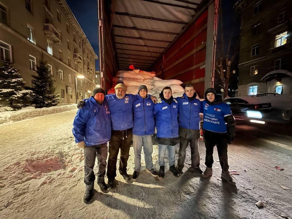 Молодогвардейцы Новосибирска приняли участие в погрузке гуманитарной помощи в ЛНР Молодогвардейцы Новосибирска приняли участие в погрузке гуманитарной помощи в ЛНР