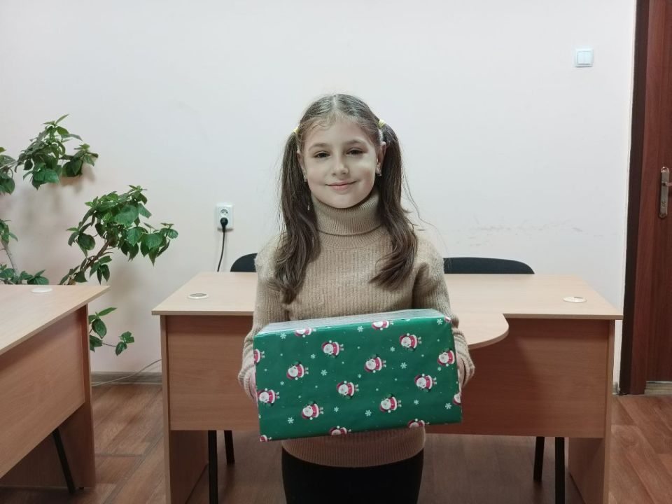 В рамках благотворительной акции "Елка желаний" 12 юных жителей города Ровеньки получили подарки, о которых они давно мечтали В рамках благотворительной акции "Елка желаний" 12 юных жителей города Ровеньки получили подарки, о которых они давно мечтали