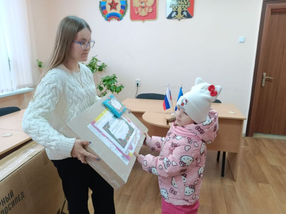 В рамках благотворительной акции "Елка желаний" 12 юных жителей города Ровеньки получили подарки, о которых они давно мечтали В рамках благотворительной акции "Елка желаний" 12 юных жителей города Ровеньки получили подарки, о которых они давно мечтали