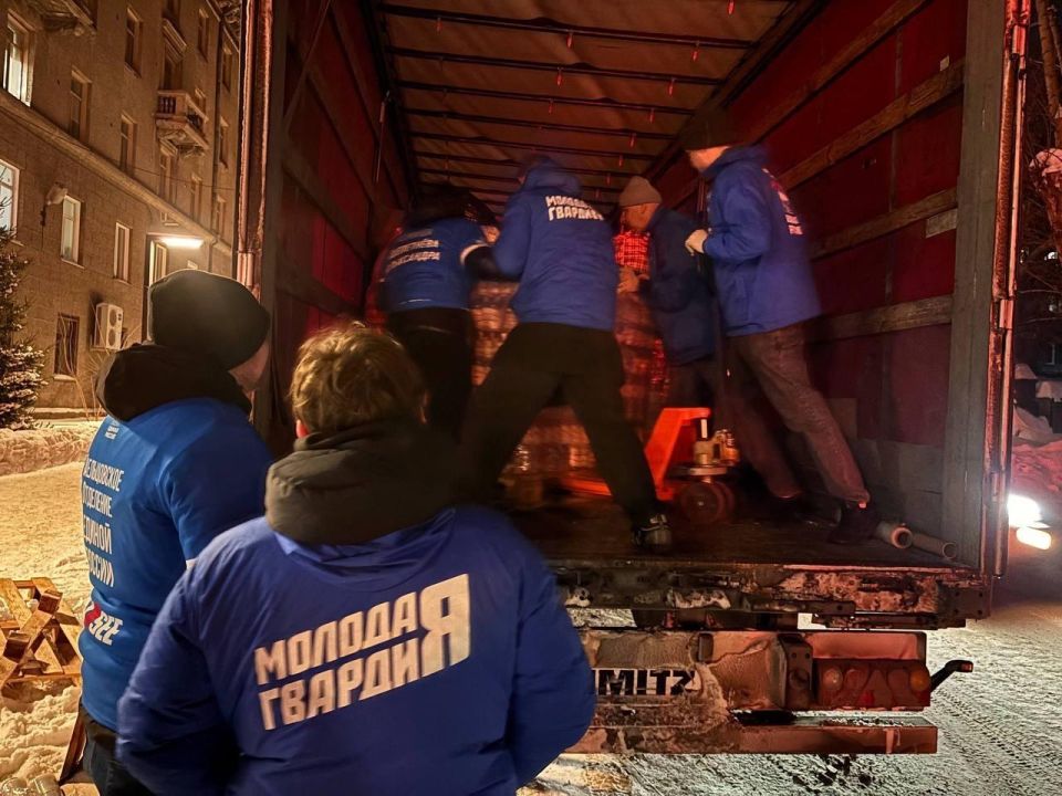 Молодогвардейцы Новосибирска приняли участие в погрузке гуманитарной помощи в ЛНР Молодогвардейцы Новосибирска приняли участие в погрузке гуманитарной помощи в ЛНР
