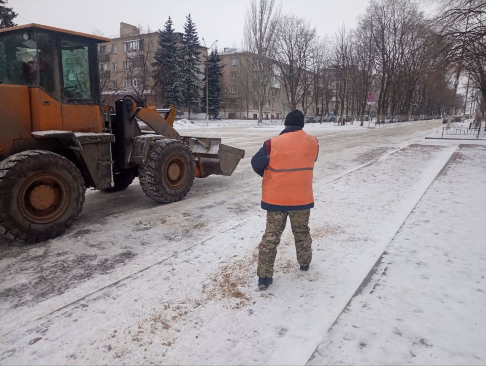 Коммунальные службы городского округа город Ровеньки ведут посыпку тротуаров и пешеходных дорожек Коммунальные службы городского округа город Ровеньки ведут посыпку тротуаров и пешеходных дорожек