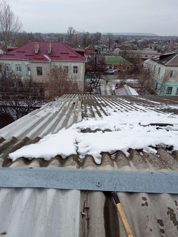В МБУ ДО «Старобельская ДЮСШ» завершены работы по восстановлению повреждённого участка кровли В МБУ ДО «Старобельская ДЮСШ» завершены работы по восстановлению повреждённого участка кровли