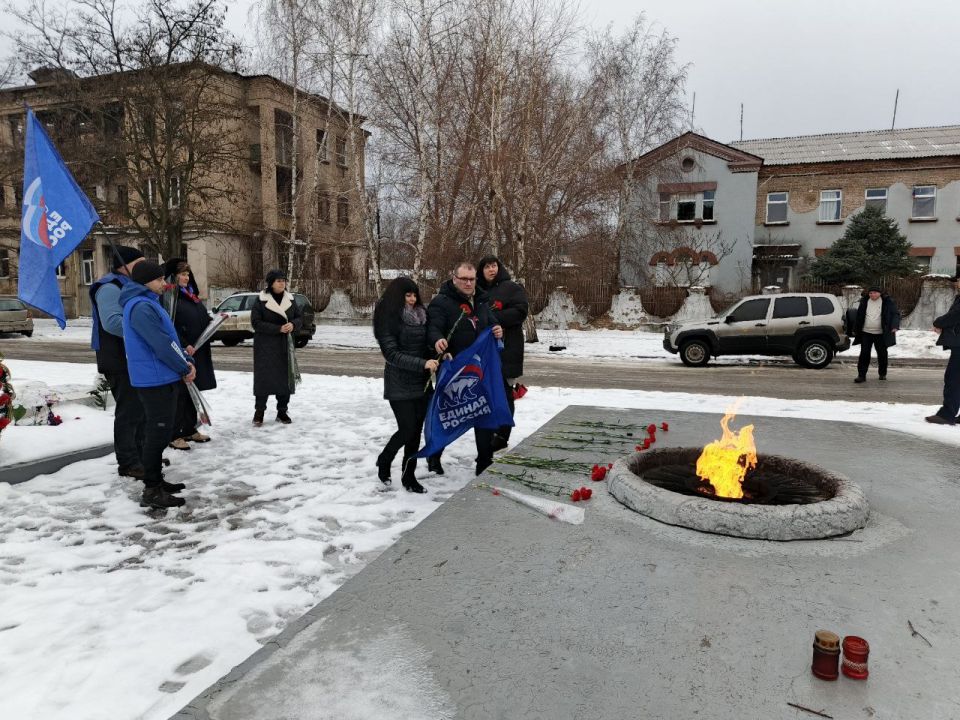 Депутаты и активисты «Единой России» организовали торжественное возложение цветов в честь Дня освобождения города Рубежное от немецко-фашистских захватчиков Депутаты и активисты «Единой России» организовали торжественное возложение цветов в честь Дня освобождения города Рубежное от немецко-фашистских захватчиков