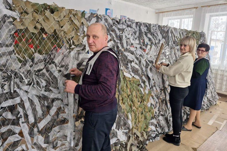 В селе Медвежанка за полгода сплели уже более 30 маскировочных сетей В селе Медвежанка за полгода сплели уже более 30 маскировочных сетей