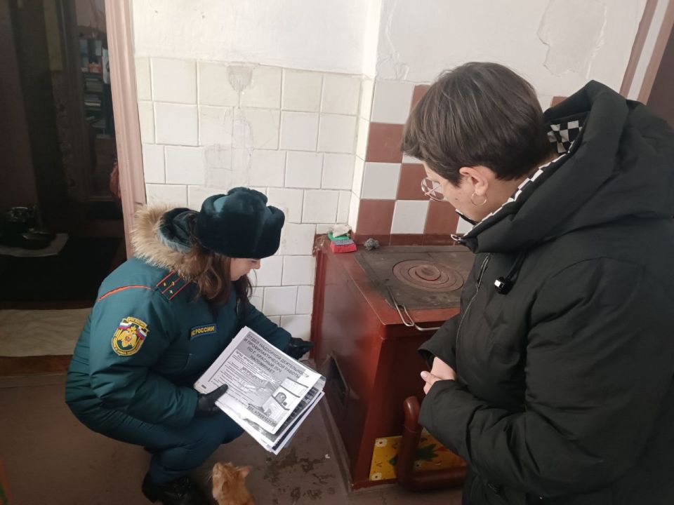Сотрудники МЧС г. Красный Луч провели профилактический рейд в частном секторе Сотрудники МЧС г. Красный Луч провели профилактический рейд в частном секторе