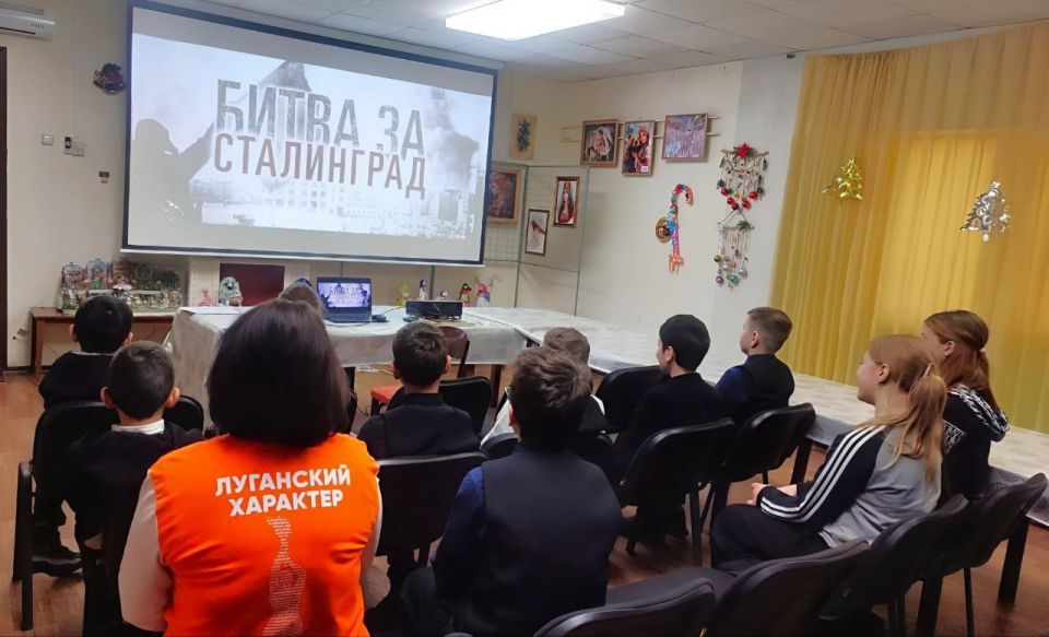 В Краснолучском краеведческом музее состоялся тематический час «Битва за Сталинград» для школьников В Краснолучском краеведческом музее состоялся тематический час «Битва за Сталинград» для школьников