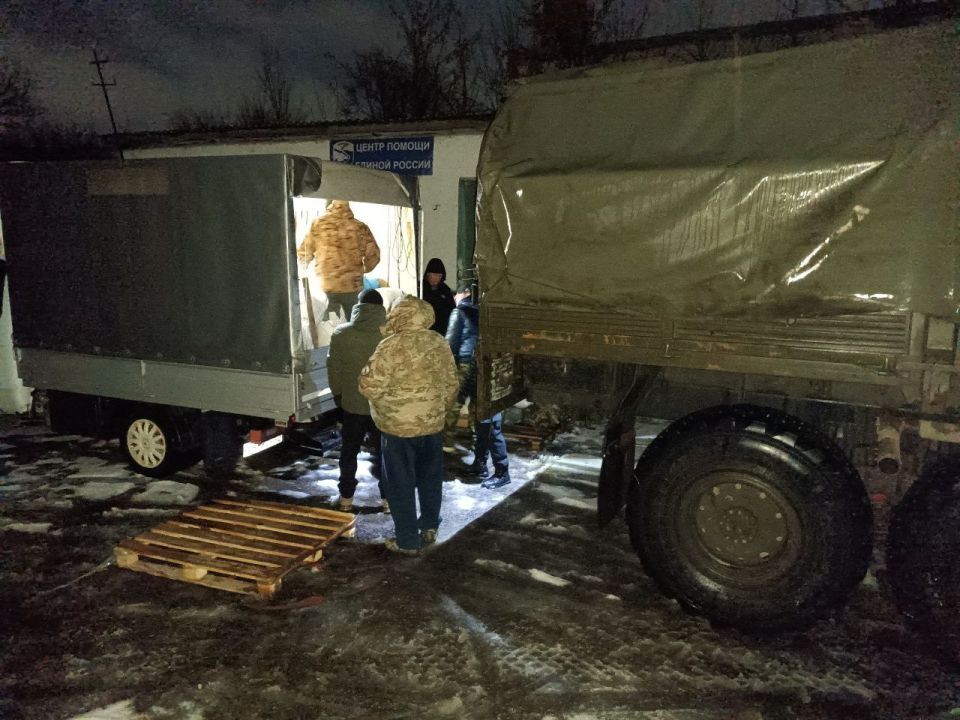 Единая Россия продолжает помогать фронту, доставляя гумпомощь Единая Россия продолжает помогать фронту, доставляя гумпомощь