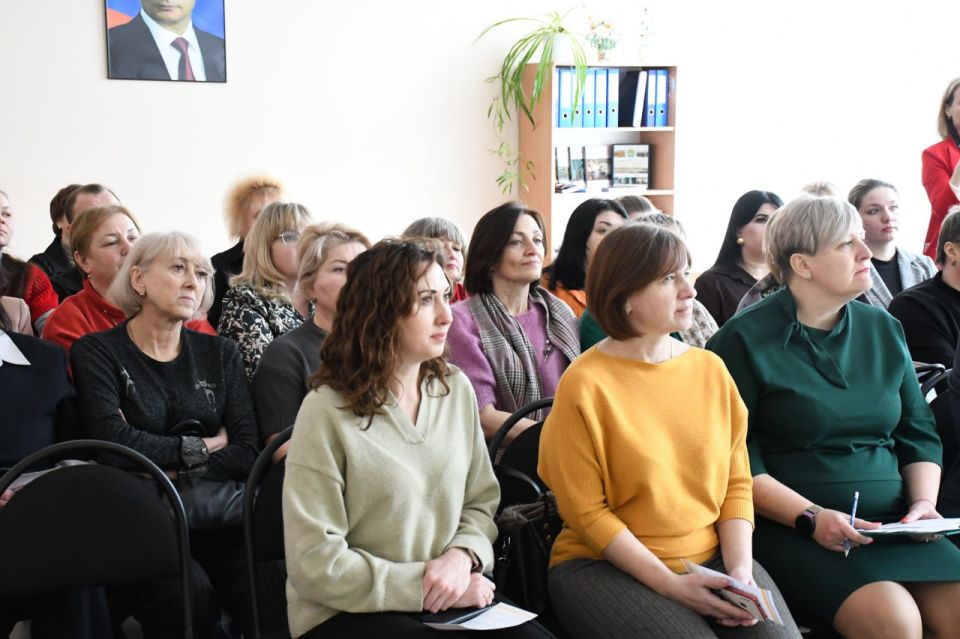 В Золотовской школе №16 прошел семинар по брендированию школьных общественных пространств В Золотовской школе №16 прошел семинар по брендированию школьных общественных пространств