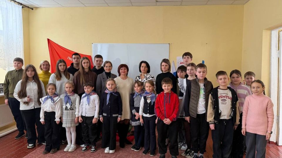 В Антрацитовской школе № 10 поселка городского типа Дубовский состоялся Урок мужества, посвященный Дню воинской славы России – годовщине разгрома немецко-фашистских войск в Сталинградской битве В Антрацитовской школе № 10 поселка городского типа Дубовский состоялся Урок мужества, посвященный Дню воинской славы России – годовщине разгрома немецко-фашистских войск в Сталинградской битве