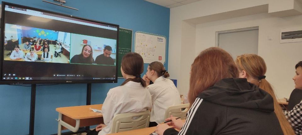 Актёры Курганского театра провели литературный урок для школьников Краснодона в рамках проекта «Лица дружбы» Актёры Курганского театра провели литературный урок для школьников Краснодона в рамках проекта «Лица дружбы»