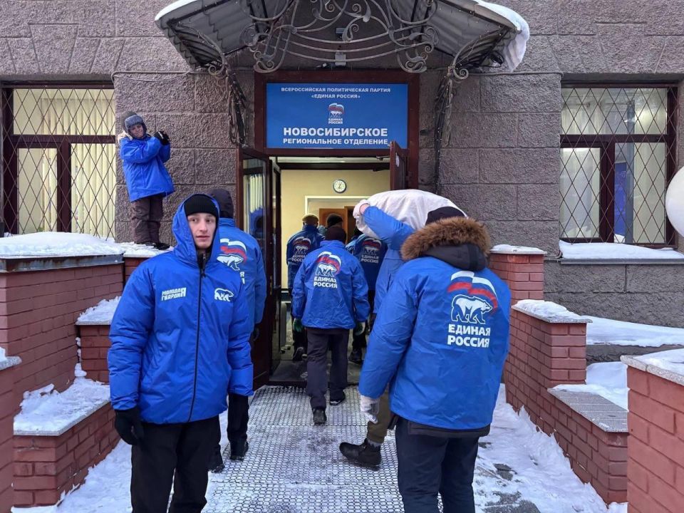 Молодогвардейцы Новосибирска приняли участие в погрузке гуманитарной помощи в ЛНР Молодогвардейцы Новосибирска приняли участие в погрузке гуманитарной помощи в ЛНР