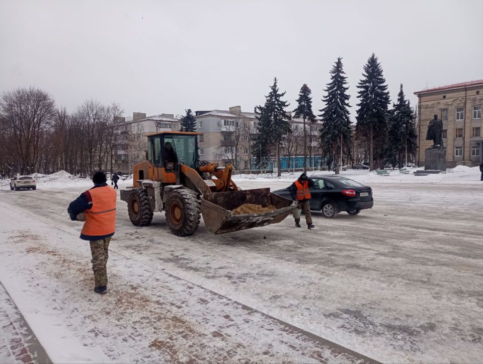 Коммунальные службы городского округа город Ровеньки ведут посыпку тротуаров и пешеходных дорожек Коммунальные службы городского округа город Ровеньки ведут посыпку тротуаров и пешеходных дорожек