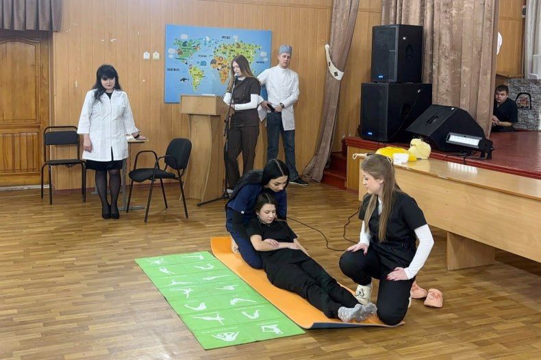 Студенты Свердловского медицинского колледжа обучают школьников основам первой помощи Студенты Свердловского медицинского колледжа обучают школьников основам первой помощи