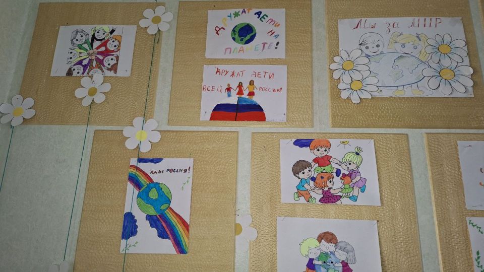 «Лица дружбы». Выставка рисунков «Дружат дети всей России» «Лица дружбы». Выставка рисунков «Дружат дети всей России»