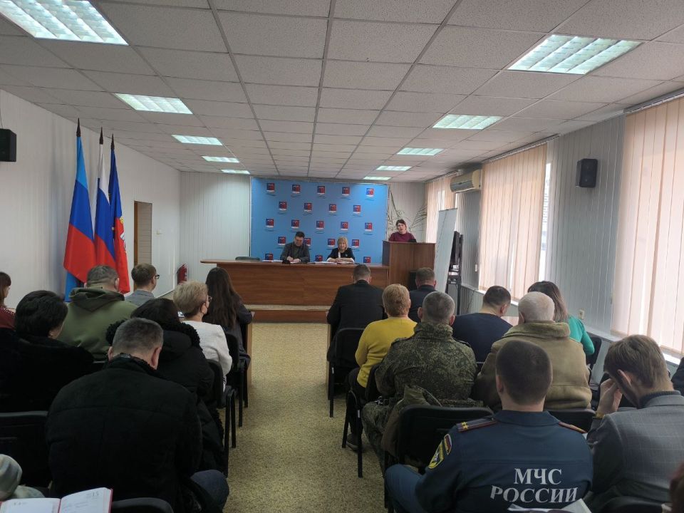 Альберт Зинченко: Сегодня совместно с председателем Совета Станично-Луганского МО Татьяной Пономаревой провели аппаратное совещание с руководителями структурных подразделений, учреждений и предприятий округа Альберт Зинченко: Сегодня совместно с председателем Совета Станично-Луганского МО Татьяной Пономаревой провели аппаратное совещание с руководителями структурных подразделений, учреждений и предприятий округа